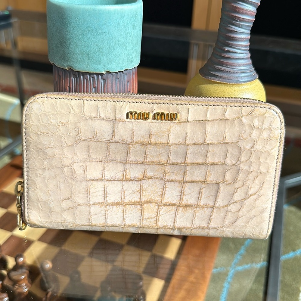 MIU MIU ZIP WALLET CROCODILE DESIGN GUC. PEACH COLOR
